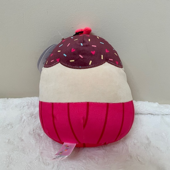 SQUISHMALLOW 8 INCH CUPCAKE ‘ELPHA’ - Picture 3 of 3